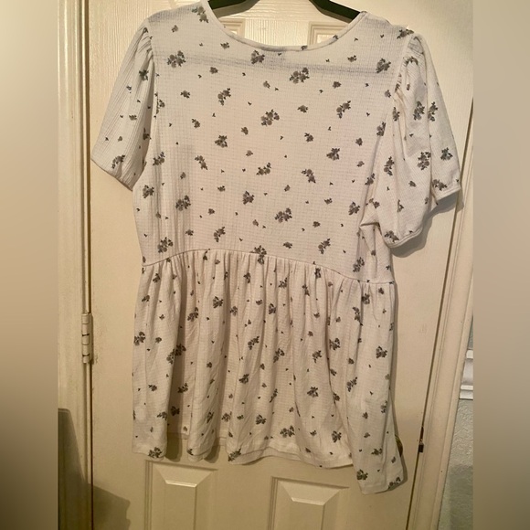 Torrid Lilith Ditsy floral top size 2 (2x 18-20) in cream color - Picture 5 of 8